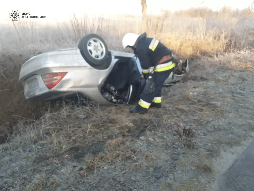 На Калущині автомобіль з’їхав у кювет і перекинувся на дах (ФОТОФАКТ)