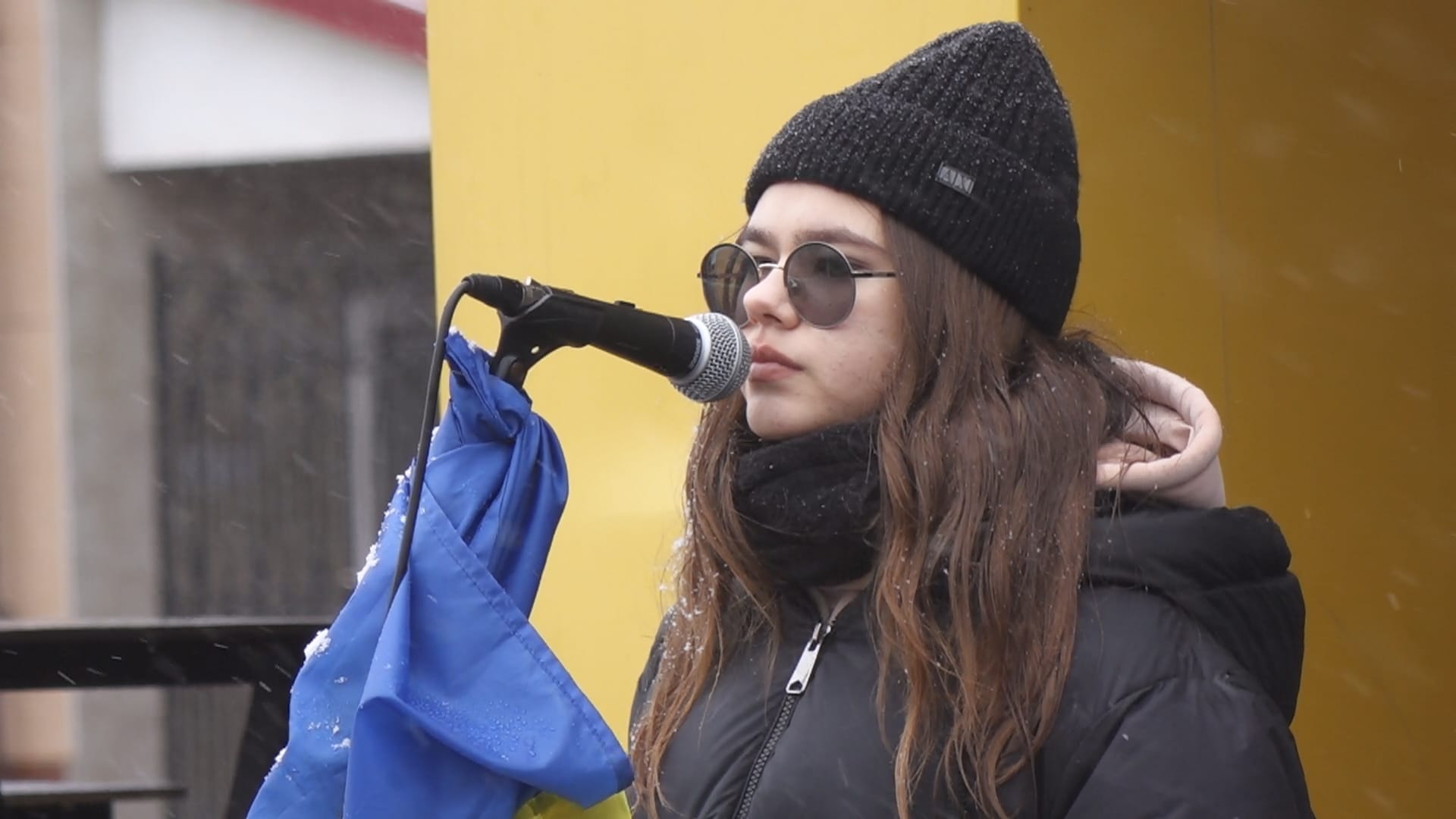 Школярка у Коломиї вуличними концертами зібрала понад 40 тисяч гривень для захисників (ВІДЕО)