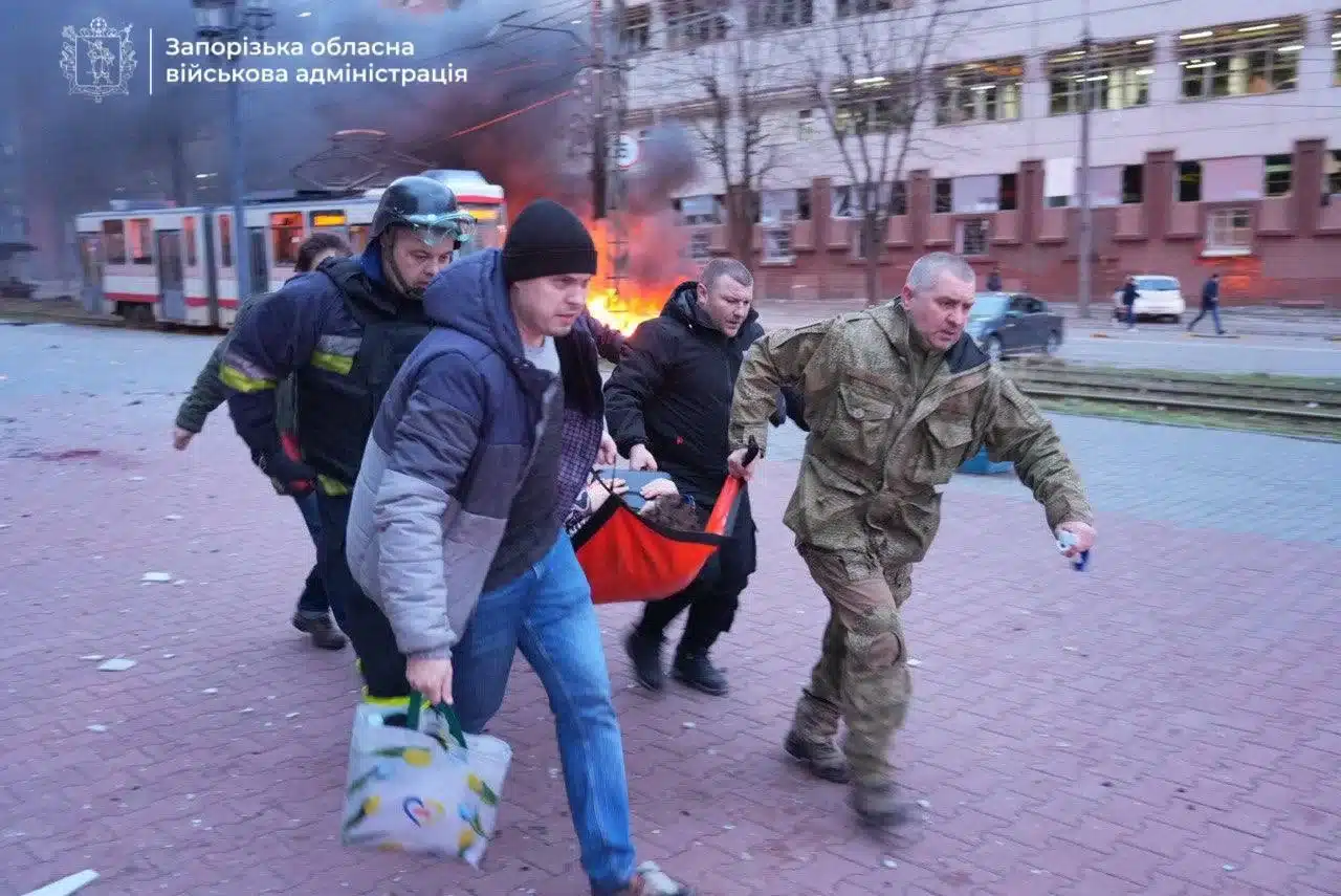 росія обстріляла Запоріжжя: відомо про 13 загиблих та 18 постраждалих (ФОТО)