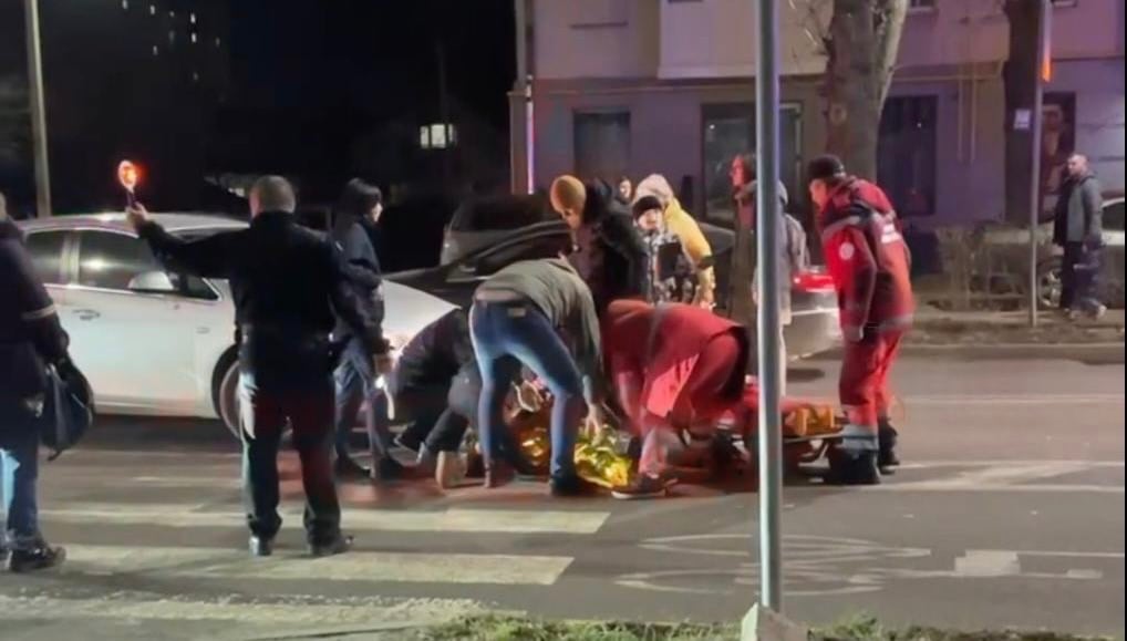 На Північному бульварі автівка наїхала на жінку, яка переходила дорогу (ФОТО З МІСЦЯ)