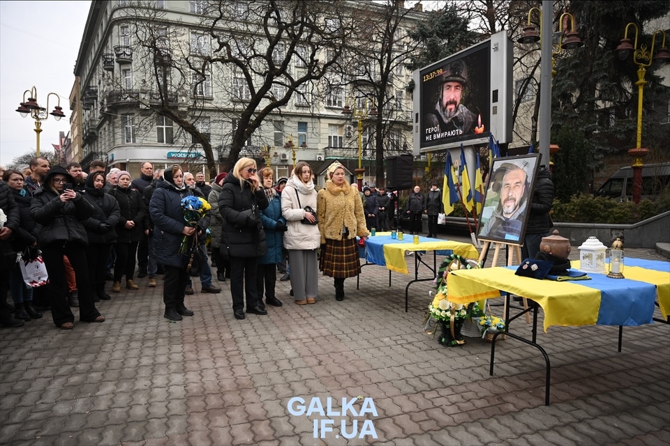 “Він ніколи не казав сумувати чи тужити”: у Франківську попрощалися з захисником та кореспондентом Русланом Ганущаком (ФОТО)