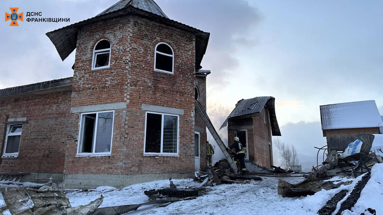 На Надвірнянщині під ранок горів навчальний заклад (ФОТО)