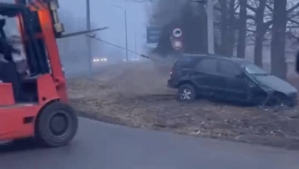 На Тисменицькій трасі водій КІА “перелетів” кільце та опинився у кюветі (ВІДЕО)