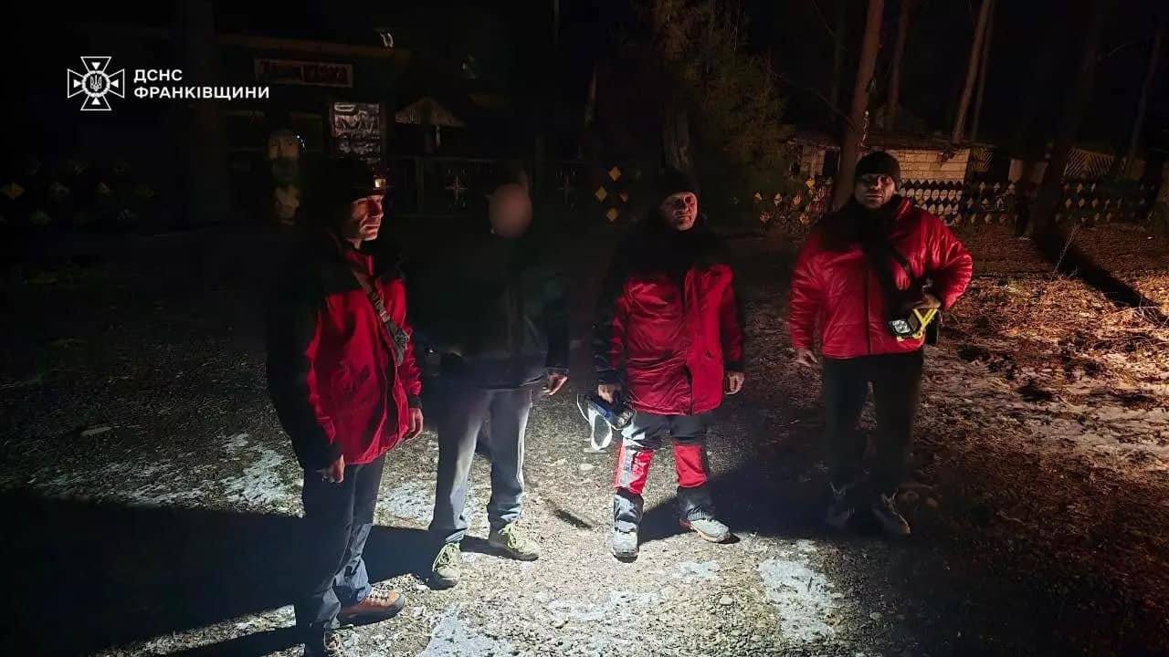 Чоловік заблукав між селами у горах на Прикарпатті: його відшукали рятувальники (ФОТО)