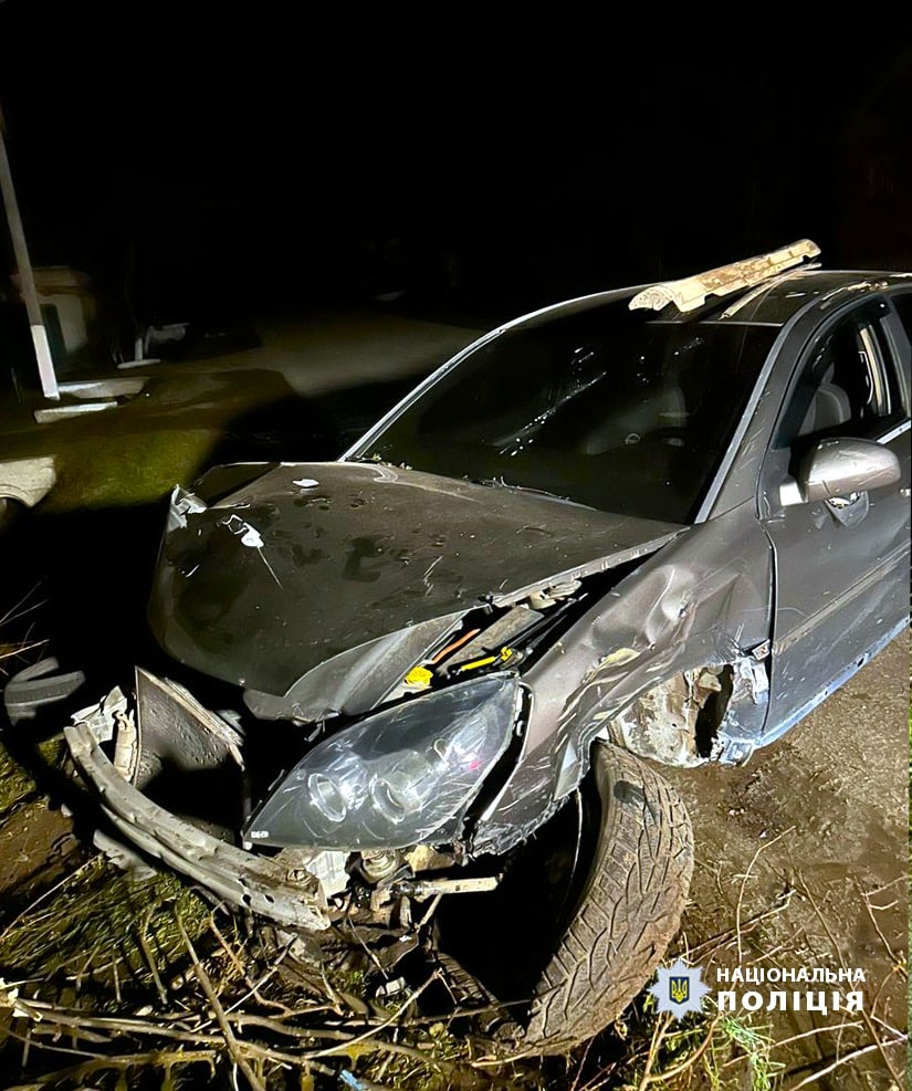 На Коломийщині п’яний водій «Опель Вектра» в’їхав у дерево: постраждав 15-річний пасажир (ФОТО)