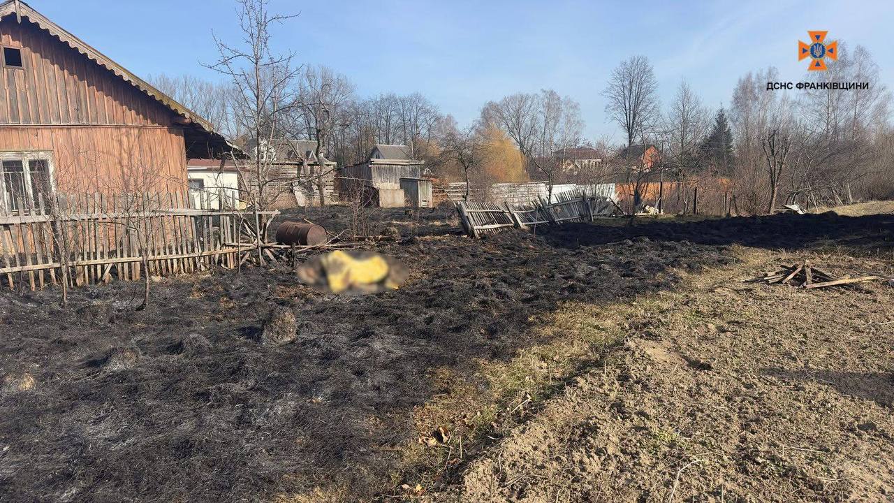 На Калущині на місці пожежі сухої трави виявили тіло чоловіка (ФОТОФАКТ)