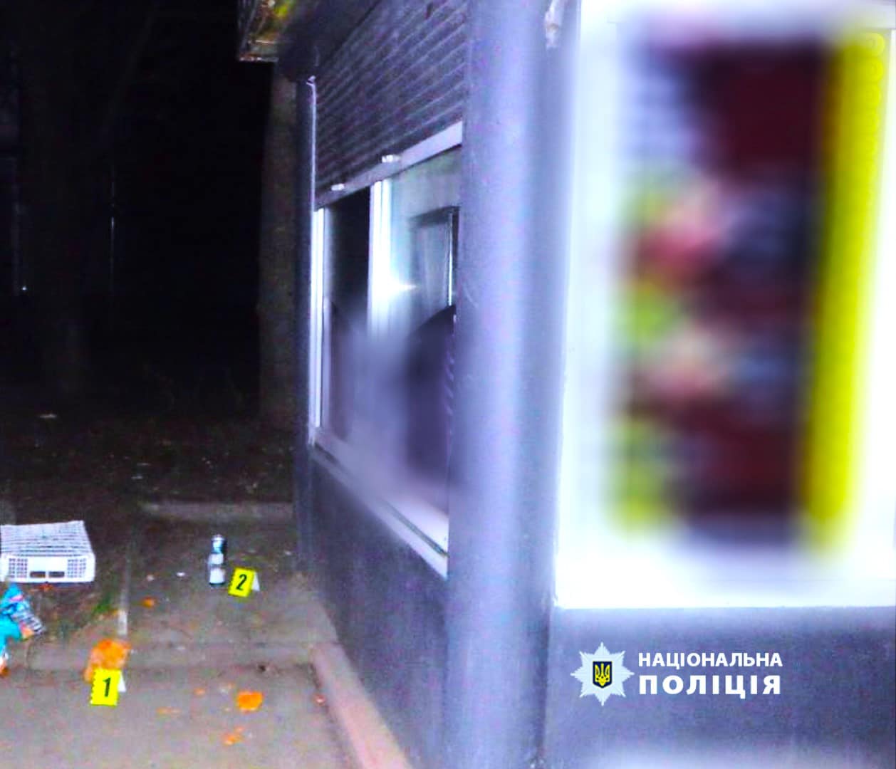 У Франківську двоє чоловіків вкрали з кіоску із шаурмою продукти та банківський термінал (ФОТО)