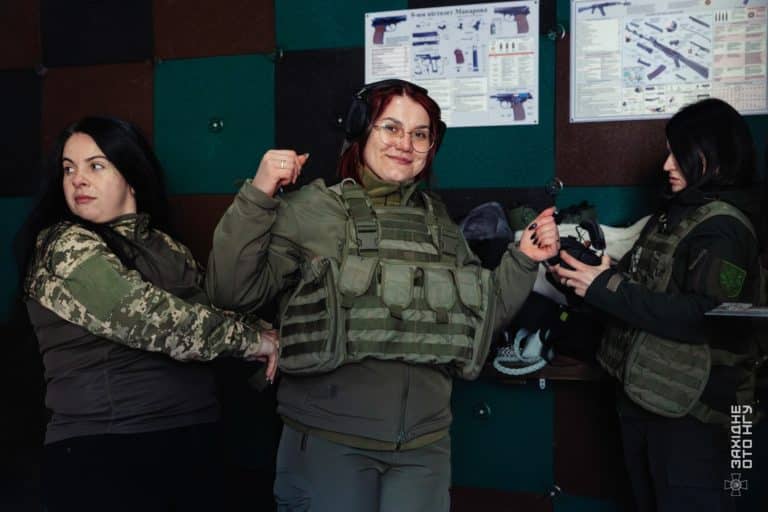“Дружини янголів” навчалися тактичної медицини та поводженню з військовим спорядженням з інструкторами 50-го полку НГУ (ФОТО)
