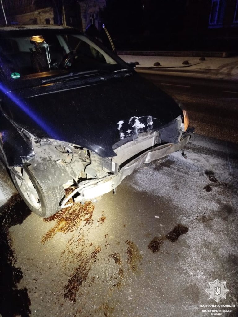 У Франківську п’яна водійка на Mercedes-Benz врізалася в огороджувальні стовпці (ФОТО)