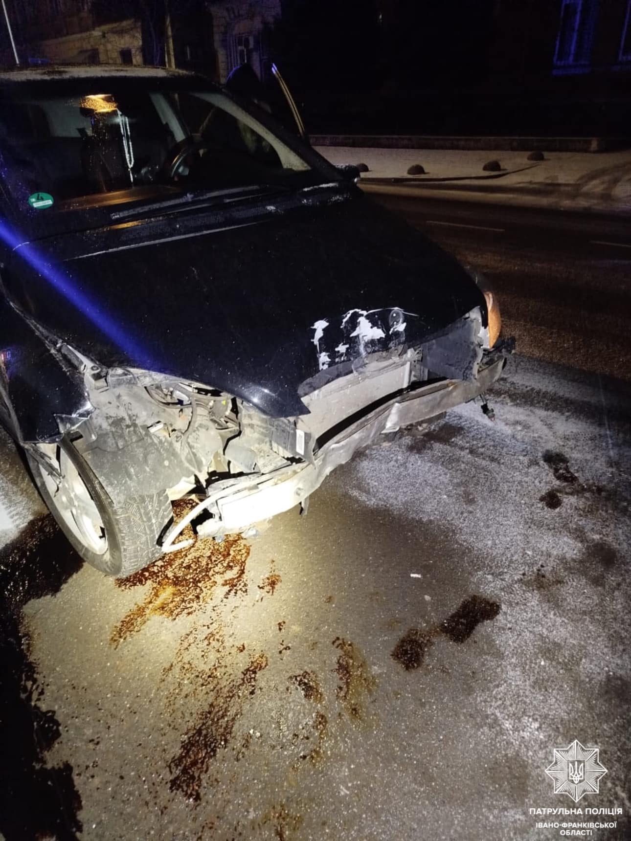 У Франківську п’яна водійка на Mercedes-Benz врізалася в огороджувальні стовпці (ФОТО)