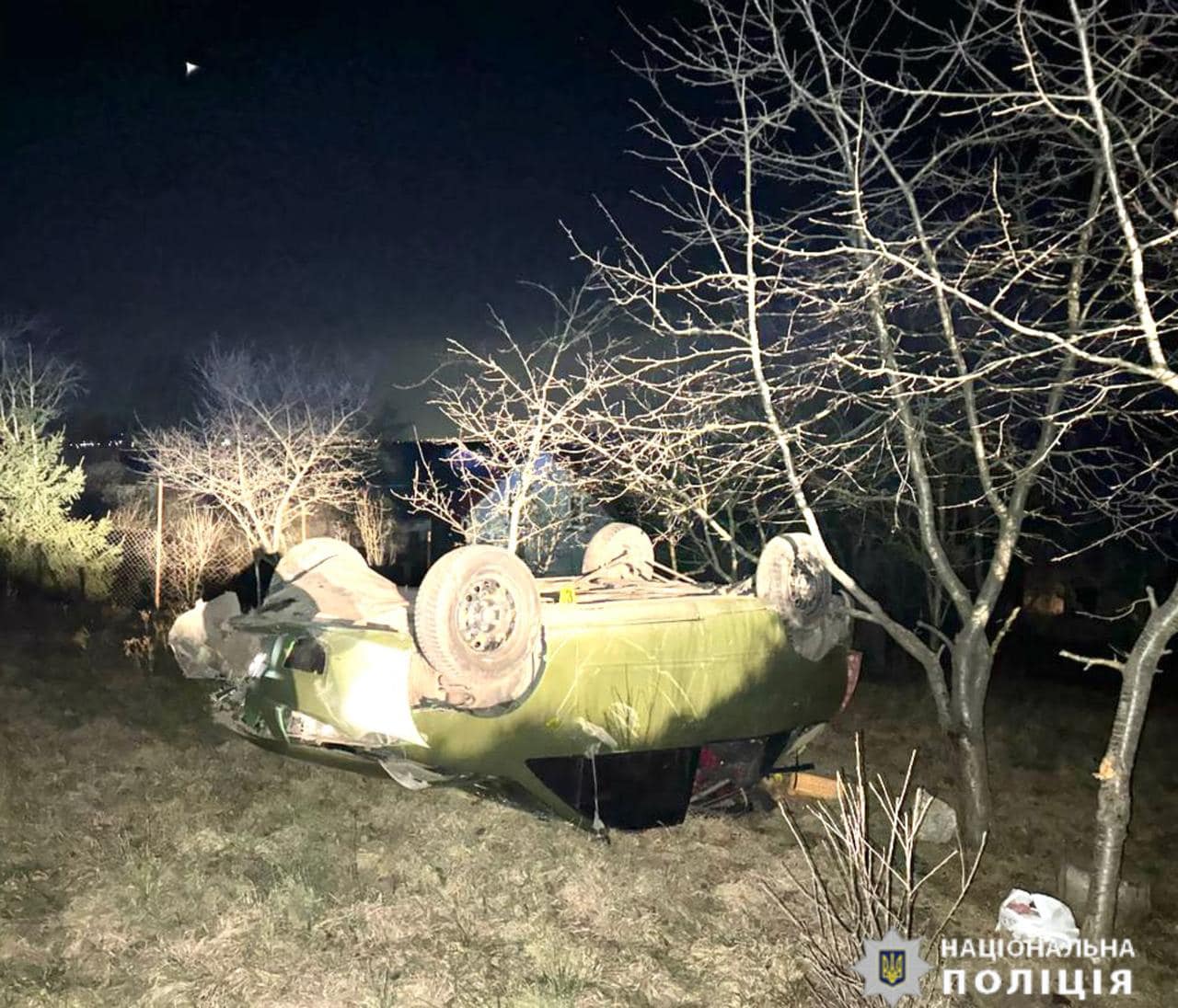 На Тисмениччині автівка перекинулась на дах: водій був напідпитку, є постраждалі (ФОТО)