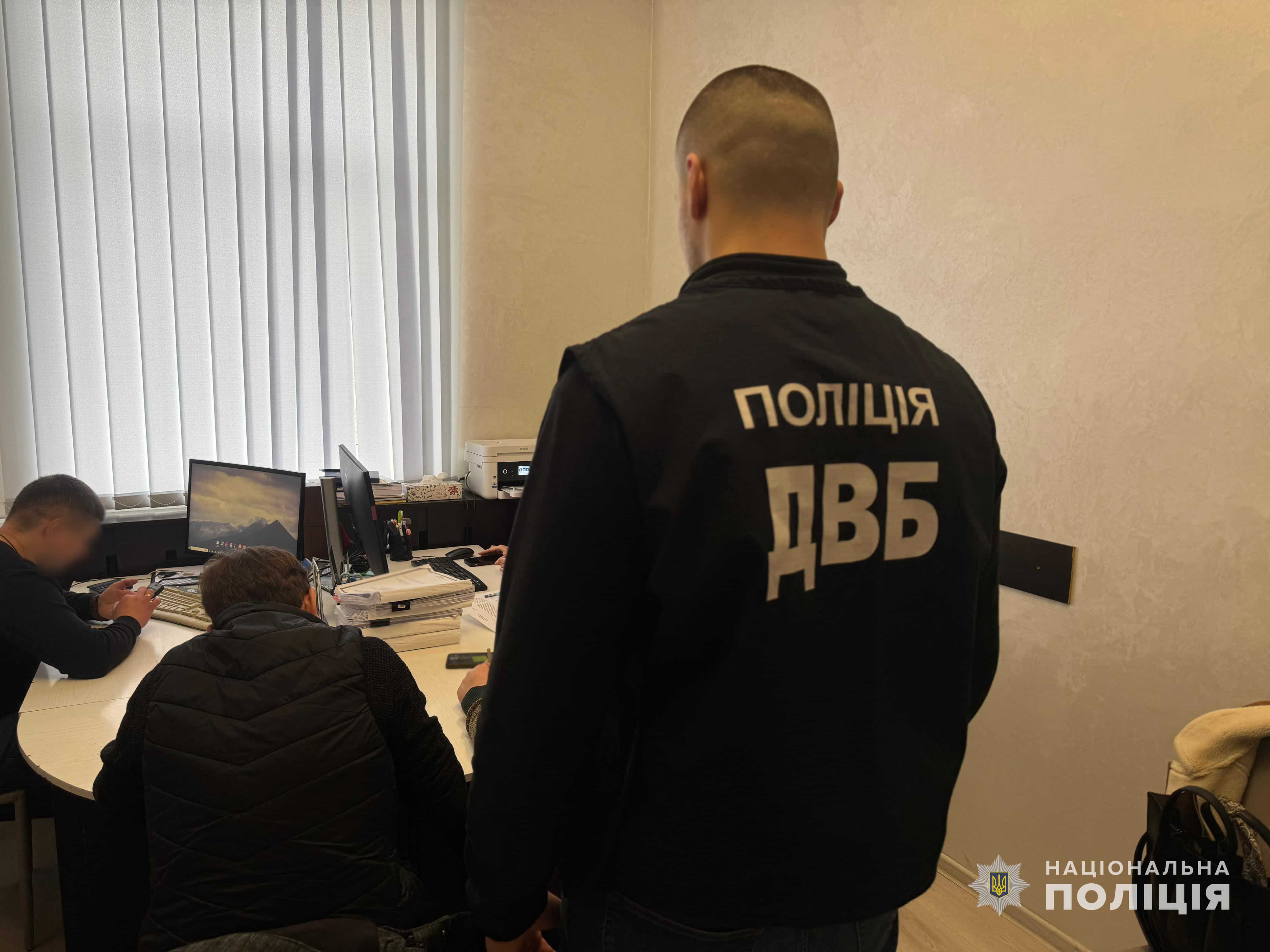 На Прикарпатті у сервісних центрах МВС “зливали” інформацію та “торгували впливом” – ДВБ Нацполіції (ФОТО)
