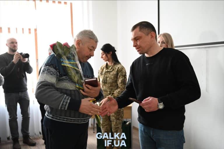 Рідним 11 загиблих воїнів з Прикарпаття вручили державні та обласні нагороди (ФОТО)