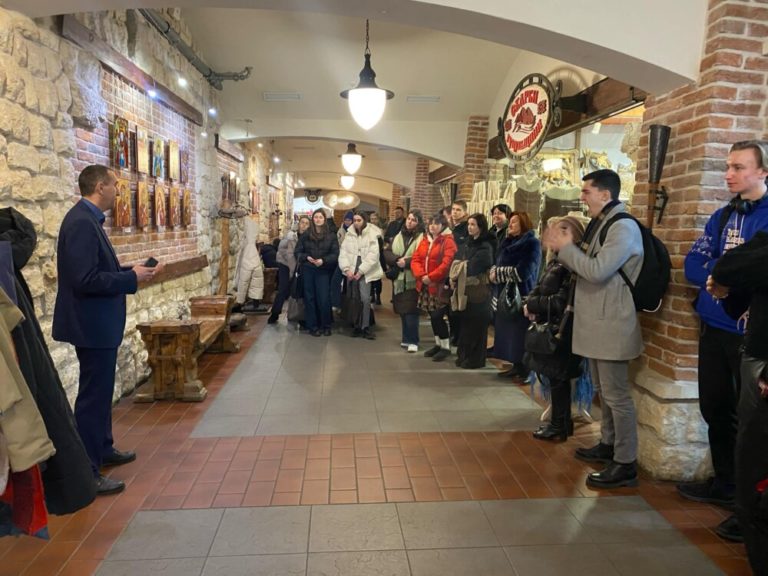 У “Бастіоні” відкрили виставку із 60 студентських робіт: від іконопису до сучасного живопису (ФОТО)