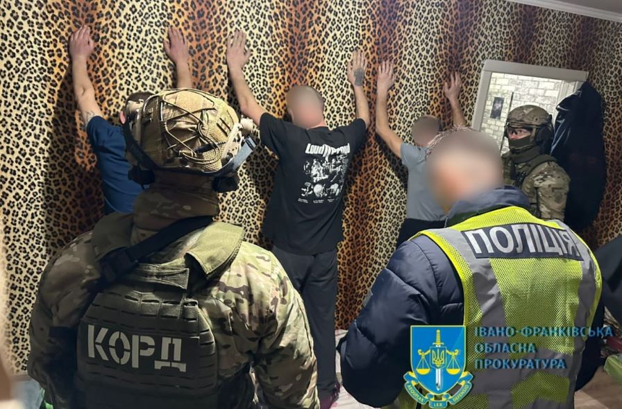 У Франківську викрили чоловіків, що постачали наркотики у виправну установу (ФОТО)