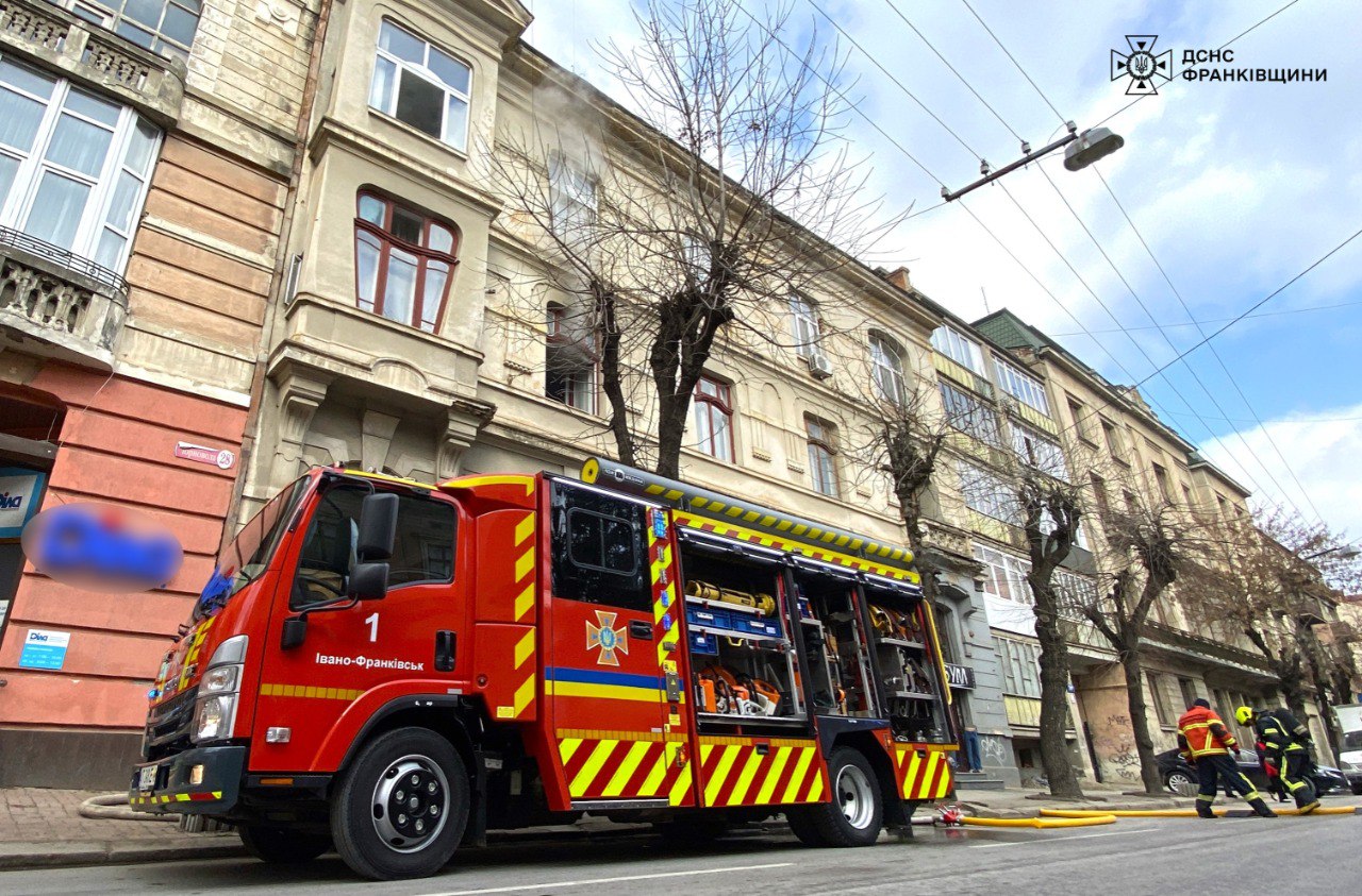 Двоє загиблих, шістьох врятовано: на Чорновола у Франківську сталася смертельна пожежа (ФОТО, ВІДЕО)