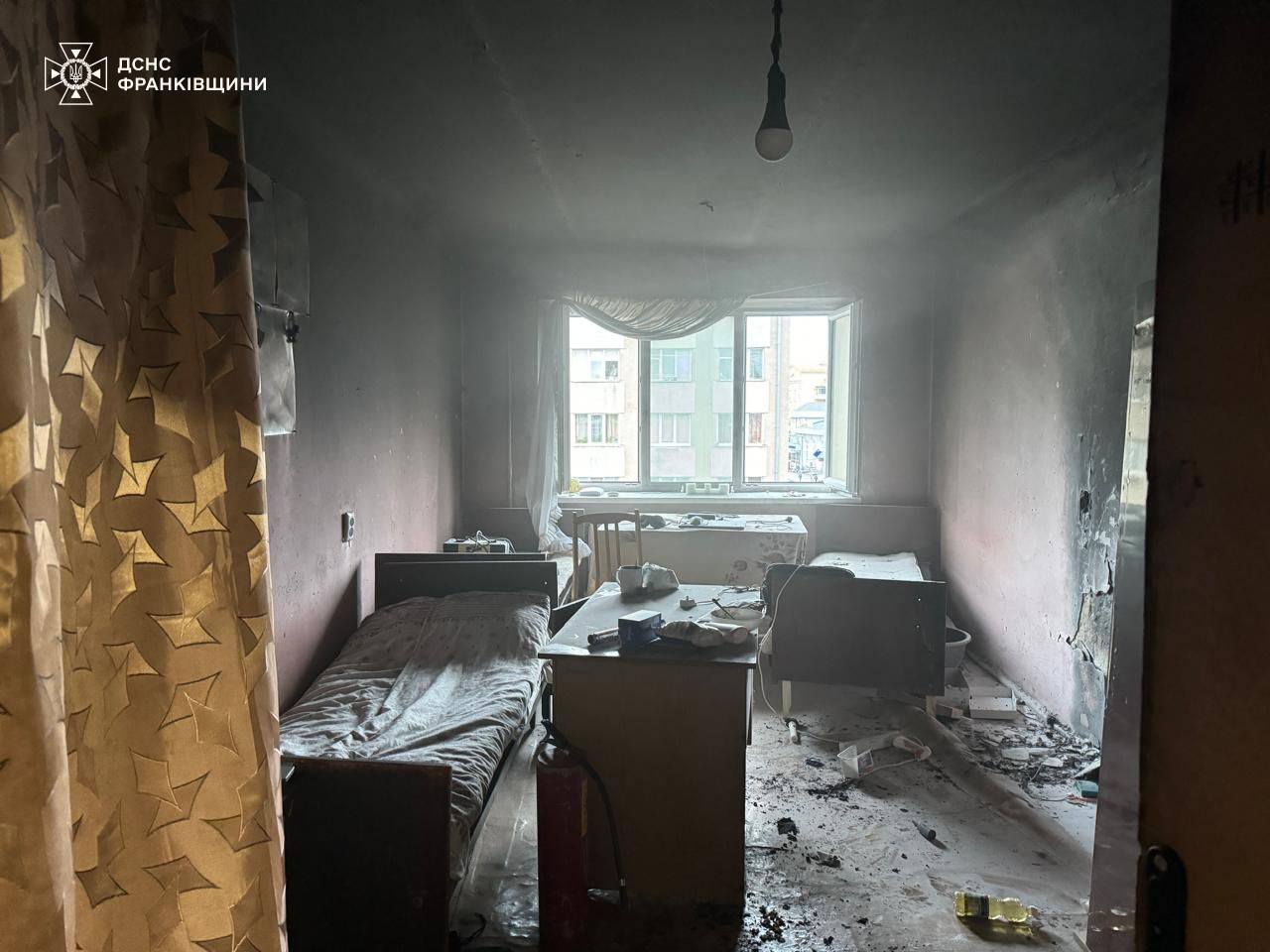 Горів чайник та холодильник: у Франківську сталася пожежа у гуртожитку (ФОТО З МІСЦЯ)