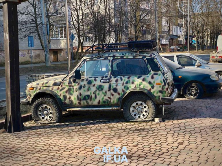 “Більше 300 авто вже описано”: якою наразі є ситуація з евакуацією занедбаних автівок на вулицях Франківська