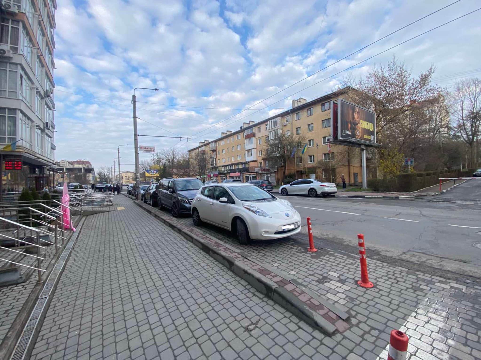 Мерія обіцяє розширити тротуар на вулиці Мельника
