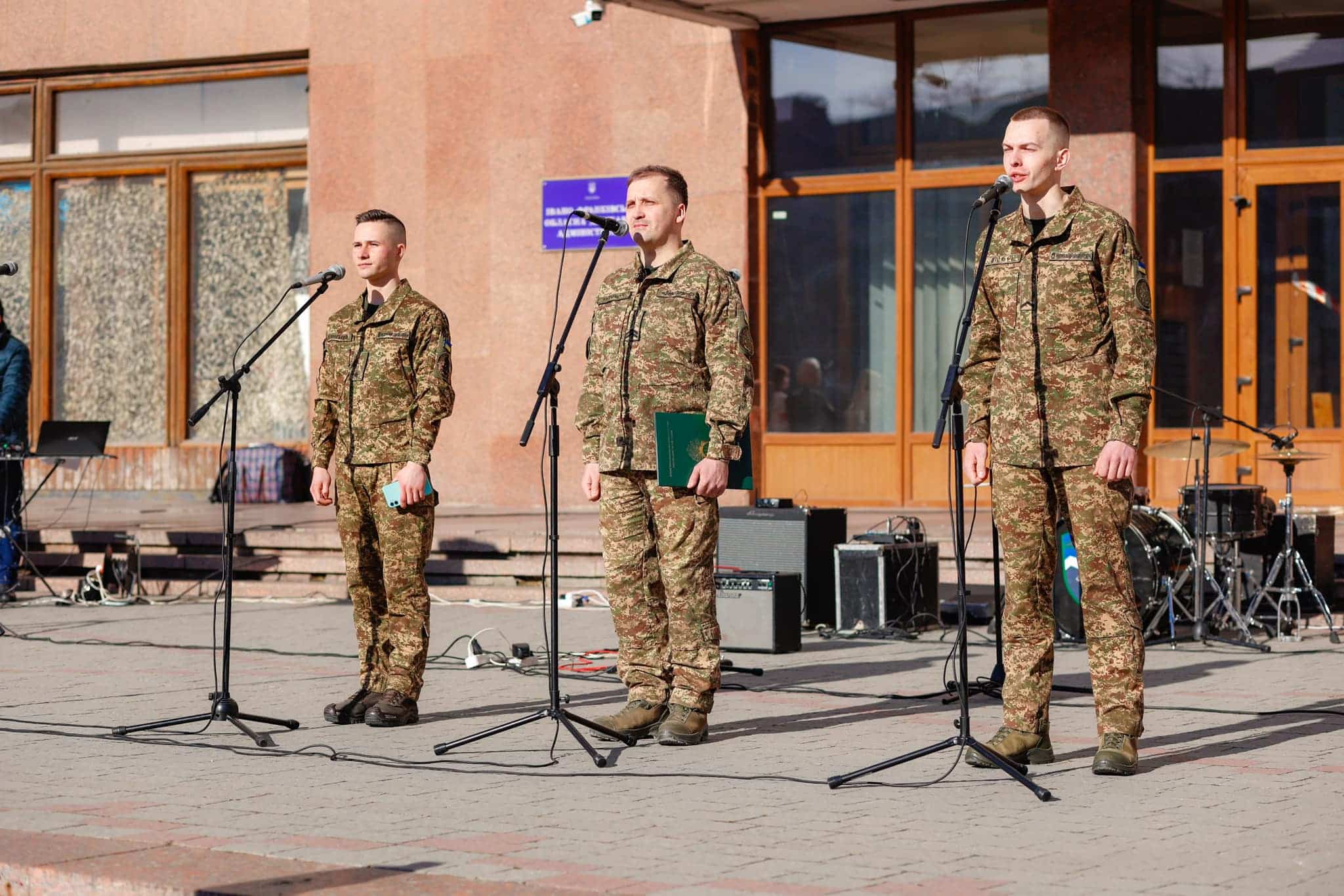 Як воїни та митці під франківським “Білим домом” читали Шевченка (ФОТО)