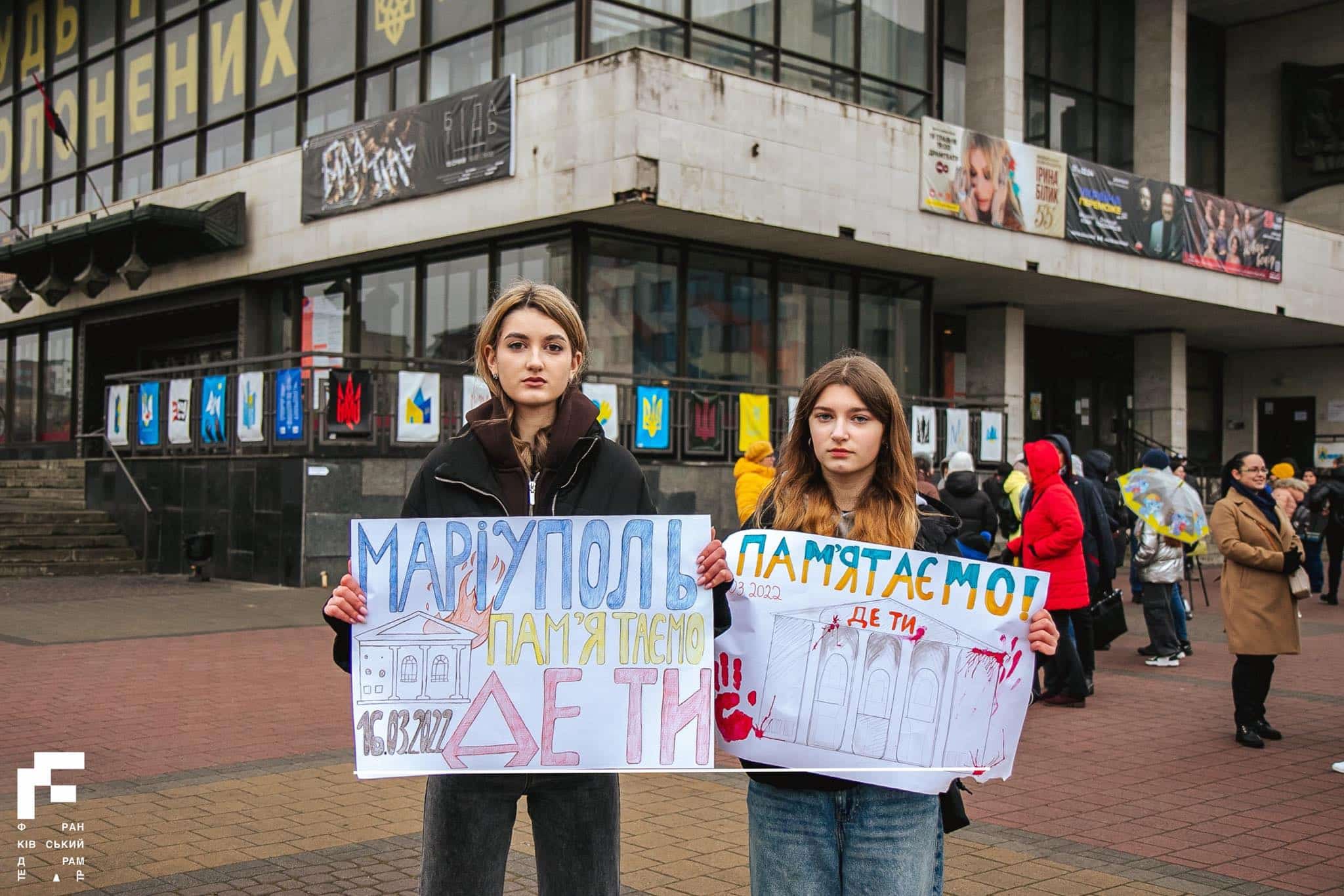У Франківську вшанували загиблих у Маріупольському драмтеатрі (ФОТО)