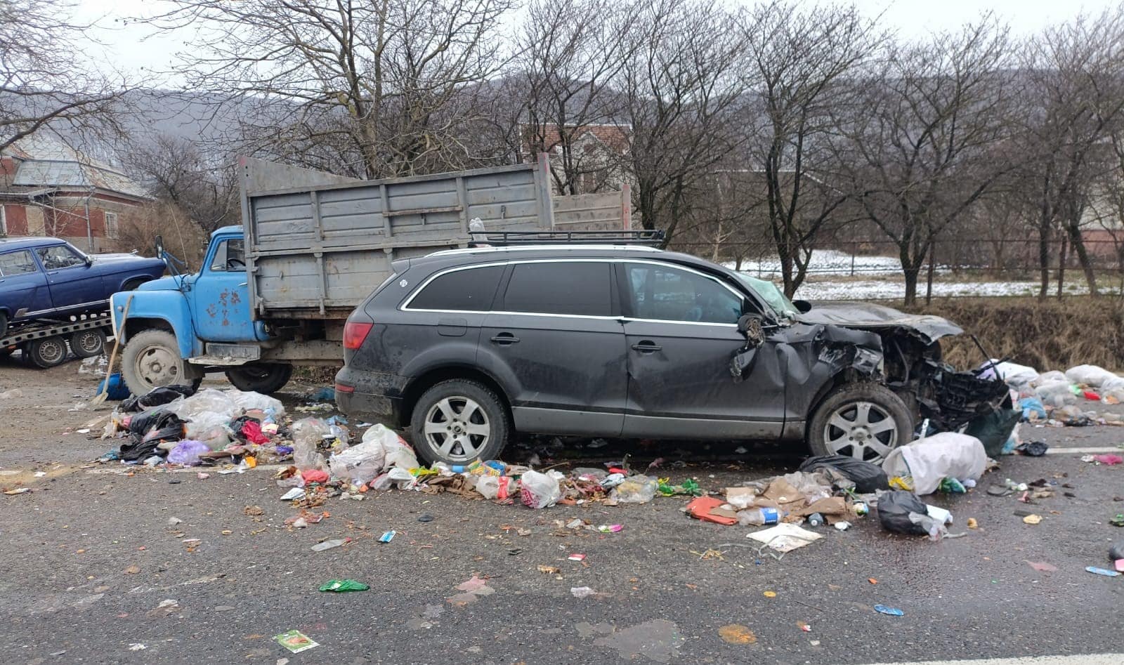 На Львівщині прикарпатець на “Ауді” зіткнувся зі сміттєвозом (ФОТО)