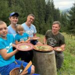 дмитро комаров у верховині із Андрієм Єльцовим та його сім'єю
