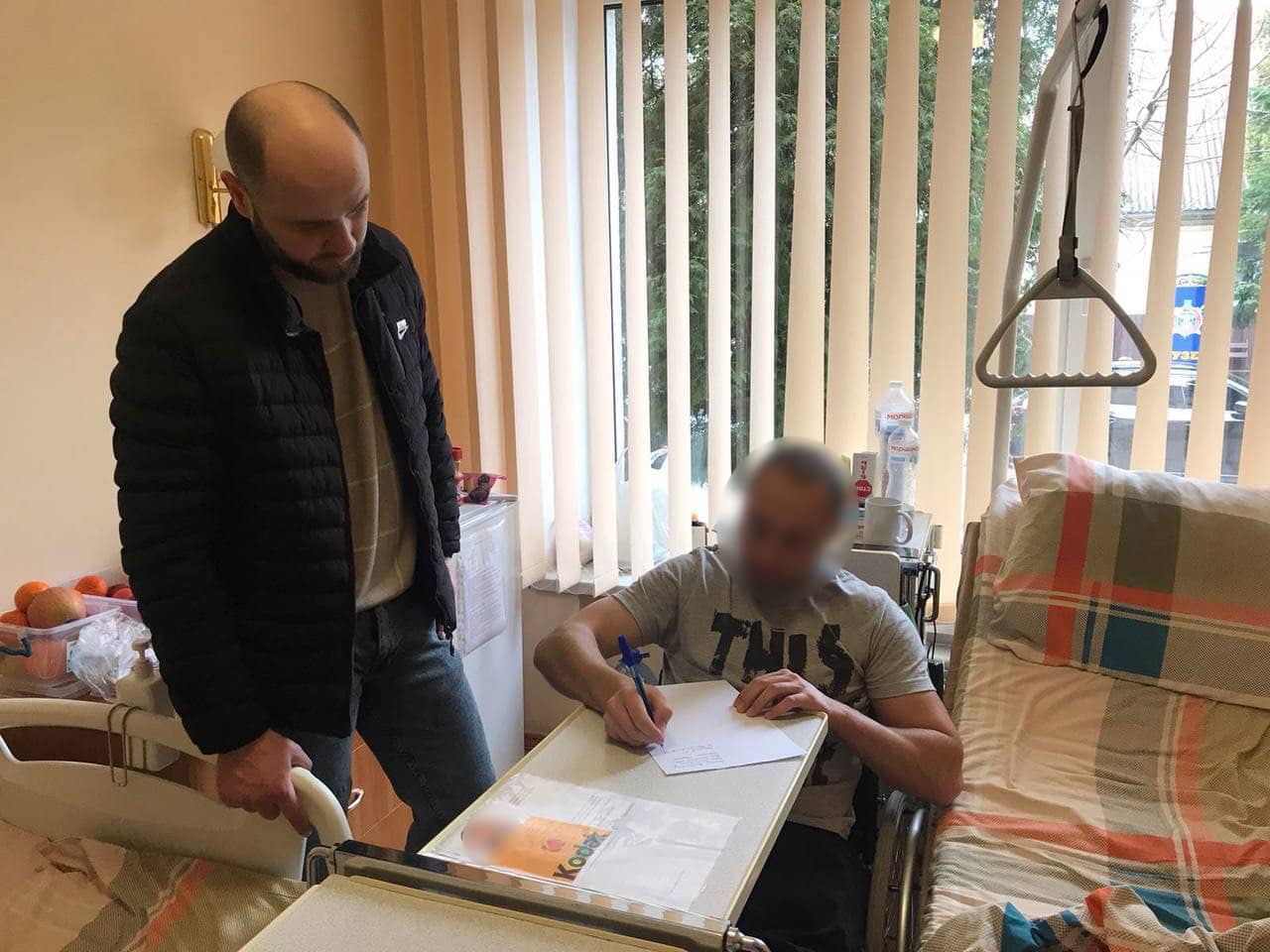 У Франківську міграційна служба оформлює паспорти пораненим військовим просто в лікарні (ФОТОФАКТ)