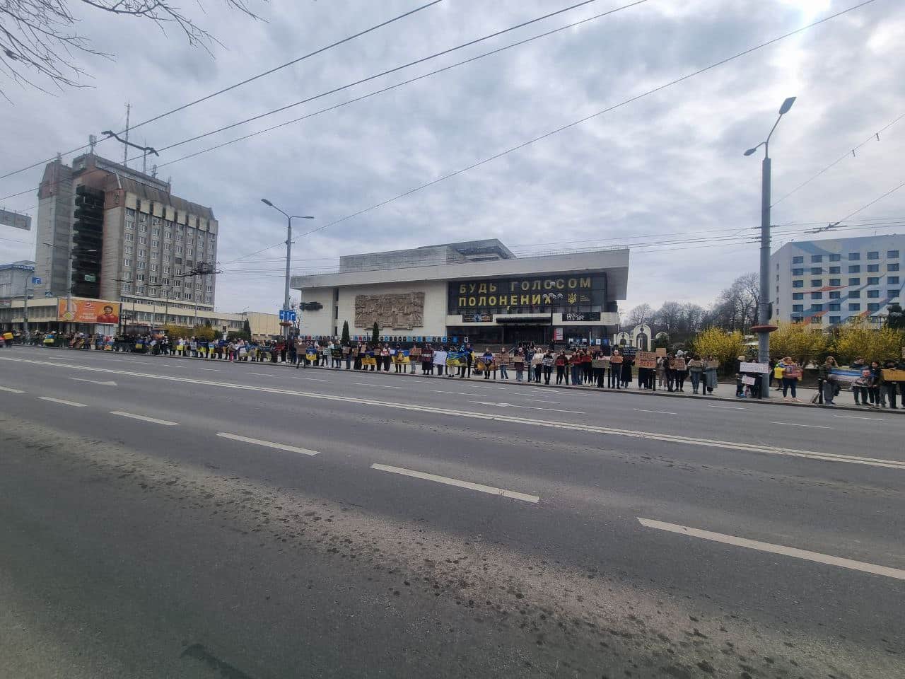 У Франківську біля драмтеатру пройшла акція-нагадування про полонених воїнів (ФОТОФАКТ)