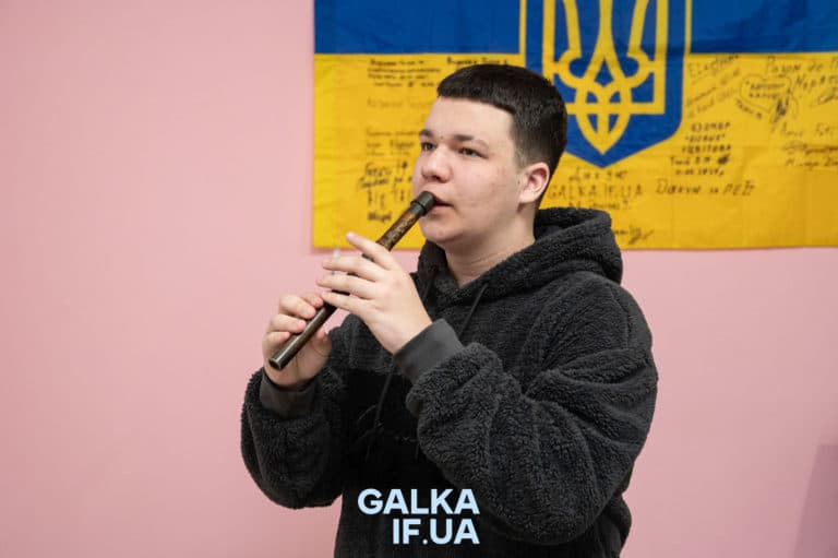 Юний волонтер-сопілкар Андрій Радчук із Франківська підтримав збір “Галки”