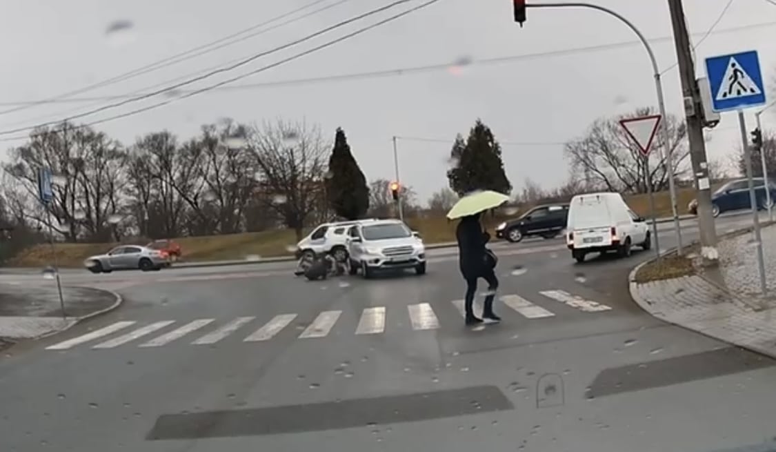 У Франківську зіткнулися двоє людей на самокаті та Ford: водій був напідпитку (ВІДЕО)