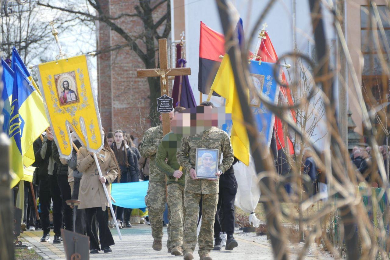 Калуська громада попрощалася з полеглим на війні Любомиром Синяком (ФОТО)