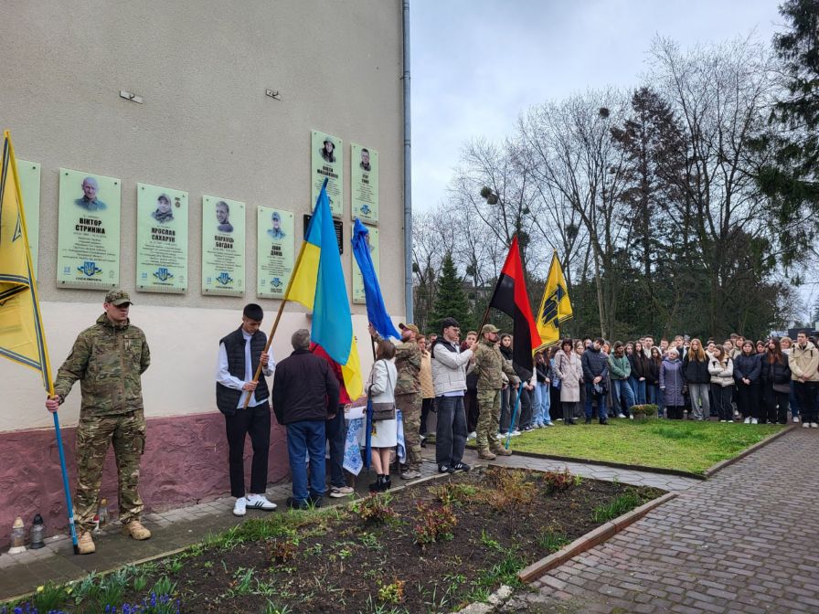 У Бурштині відкрили пам’ятну дошку 22-річній захисниці “Азовсталі” Олесі Михайленко (ФОТО)