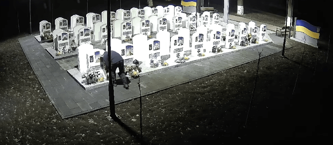 У Снятині невідомий викрав квіти з Алеї слави (ВІДЕО)