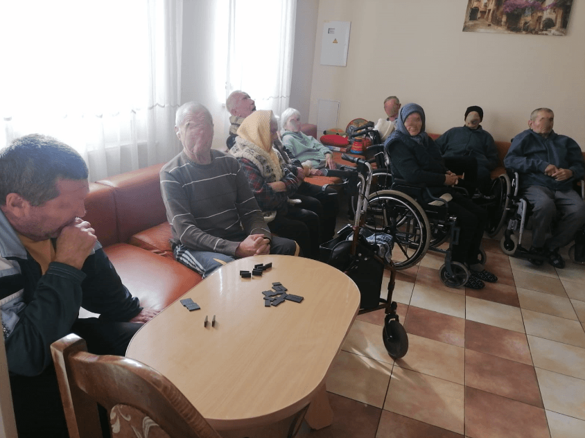 Під виглядом турботи: у пансіонаті на Прикарпатті літніх людей утримують без їхньої згоди (ФОТО)