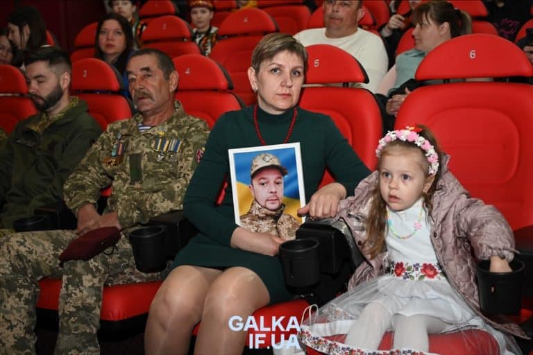 У День добровольця у Франківську нагородили захисників та вшанували пам’ять загиблих героїв (ФОТО)