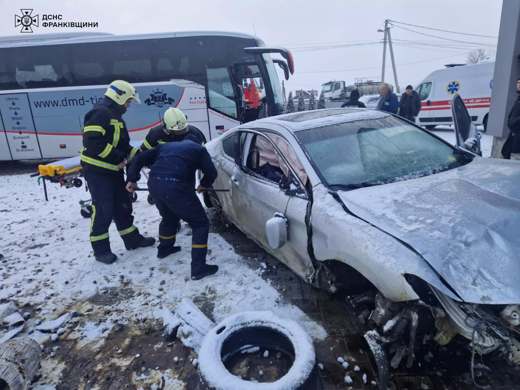 У Делятині знайшли розбите авто, а в ньому – затиснутого чоловіка (ФОТО)