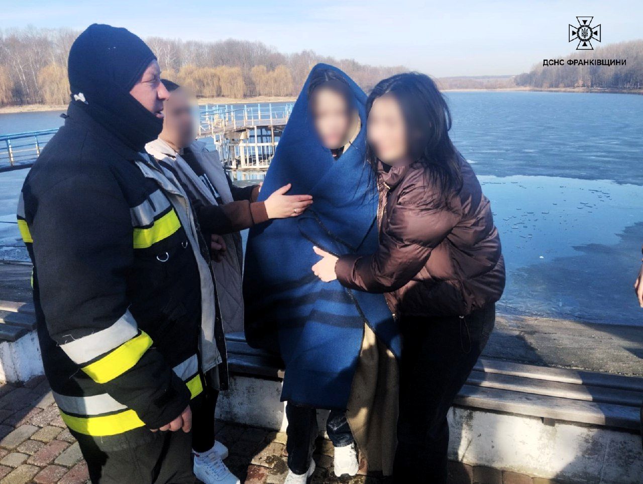 У Тлумачі на міському озері дівчинка провалилась під лід (ФОТО З МІСЦЯ)