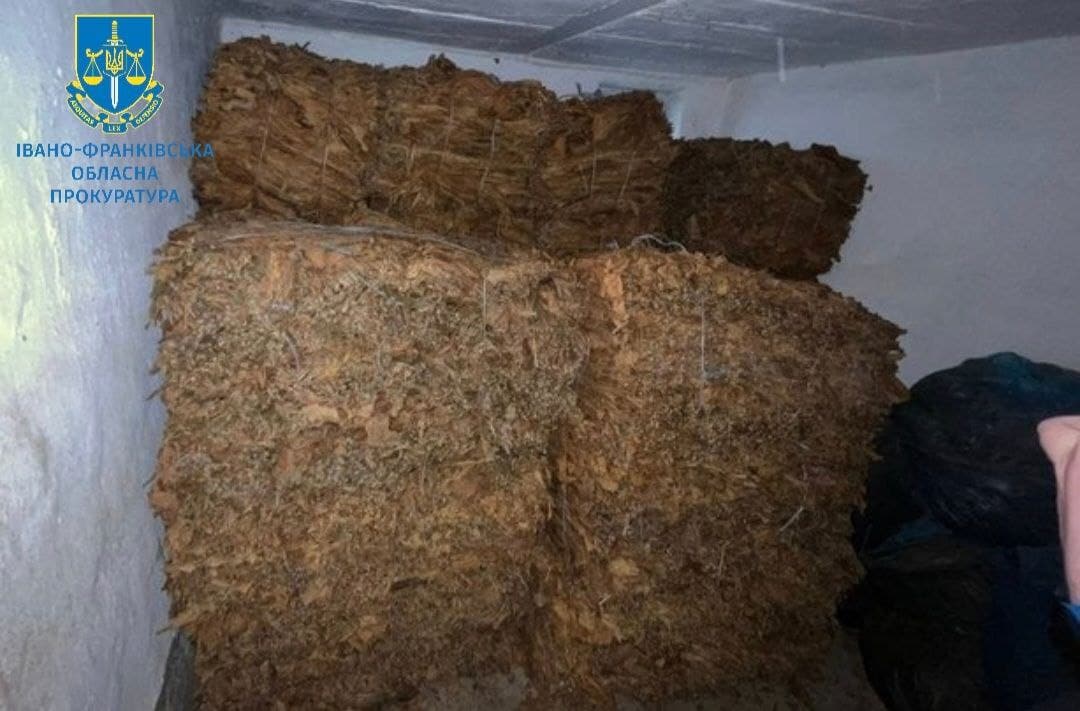 Вилучили понад тонну продукції: троє прикарпатців заплатять штраф за виготовлення і збут тютюну