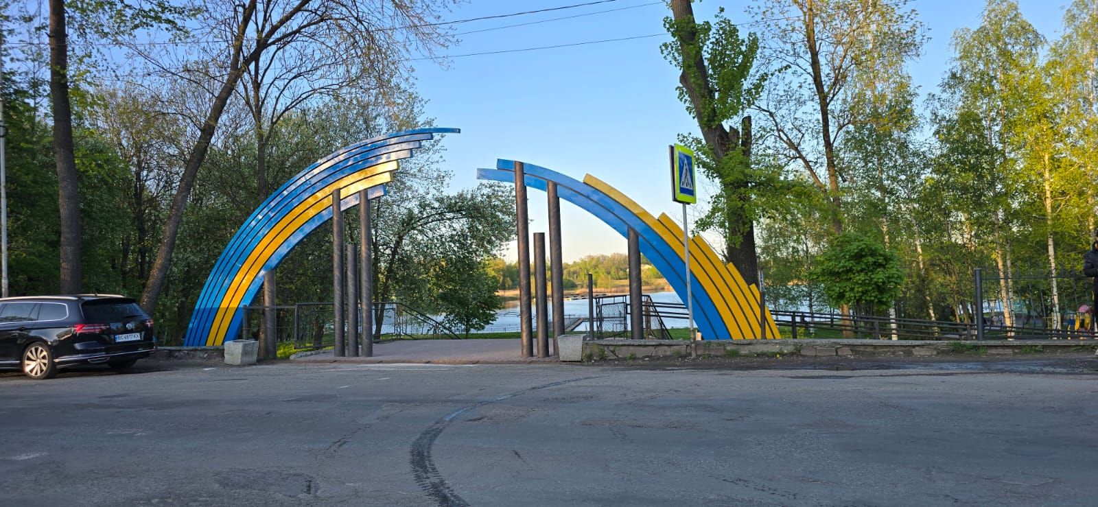 Яскраві кольори синього та жовтого: арка на вході у Долинський міський парк засяяла новими барвами (ФОТО)