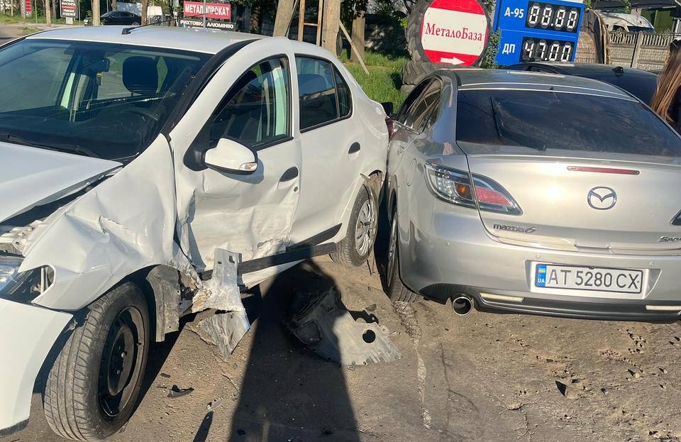 Не надав перевагу у русі: на вулиці Надрічній сталася потрійна ДТП (ФОТО)