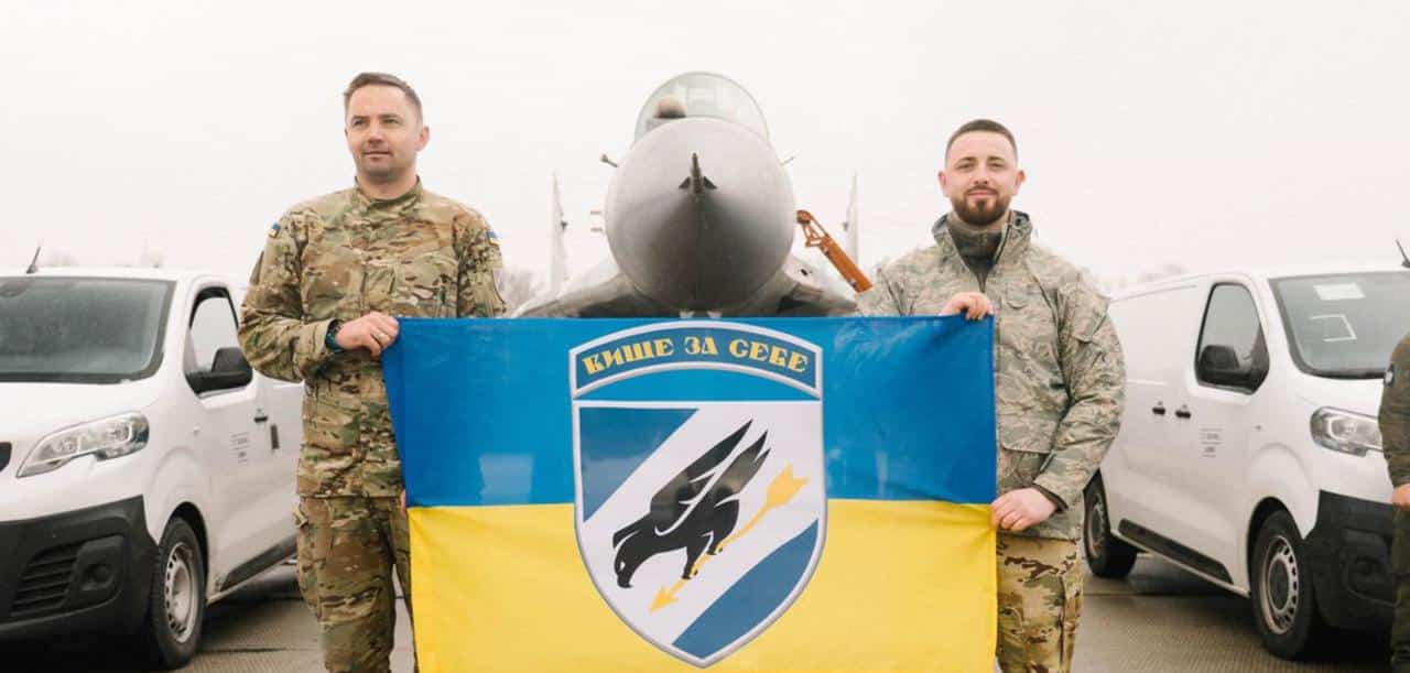 Авіатори з Франківська отримали два мікроавтобуси від “Повернись живим” (ФОТО)