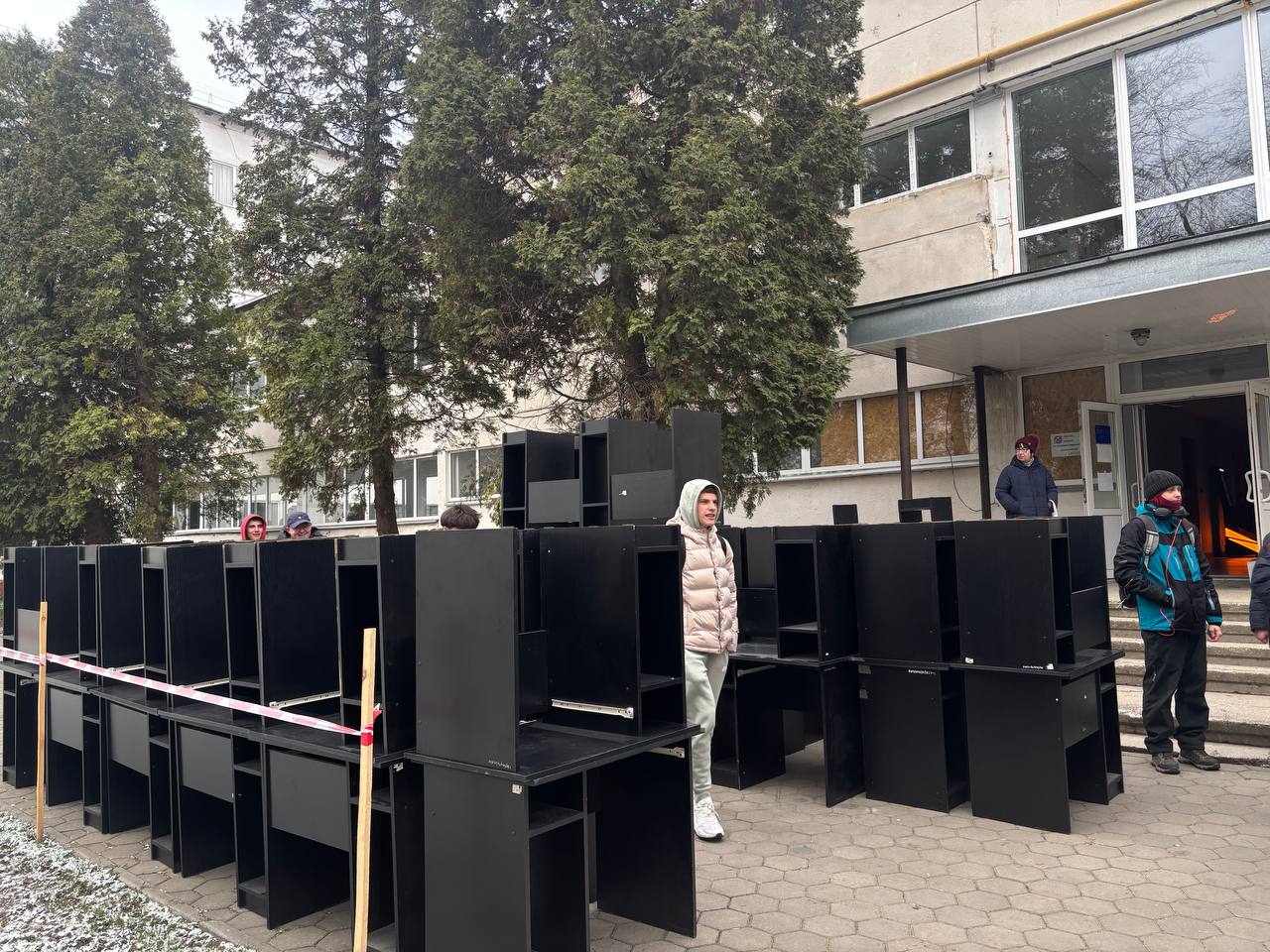 60 комп’ютерів і стільки ж столів: польський підприємець передав ІФНТУНГ благодійну допомогу (ФОТО)