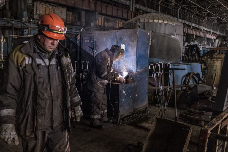 Енергетики, Усик і кицька Мурка: Бурштинську ТЕС після обстрілів рф показав The Washington Post (ФОТО)