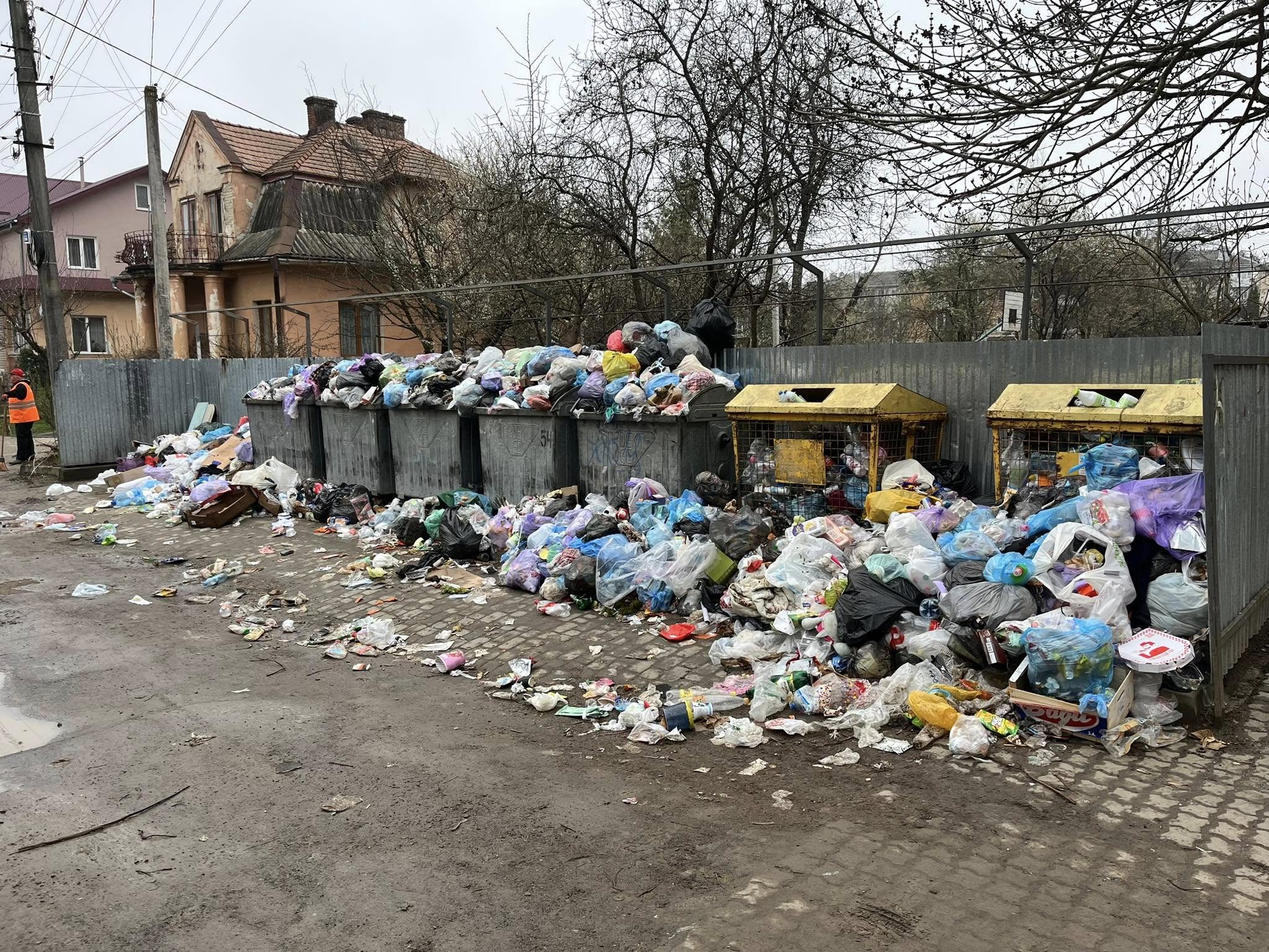 Франківці скаржаться на сморід через двотижневе невивезення сміття: що кажуть комунальники (ФОТО)