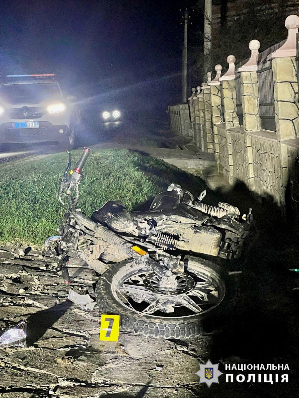 На Прикарпатті неповнолітній мотоцикліст врізався в металеву огорожу: двоє підлітків травмовані
