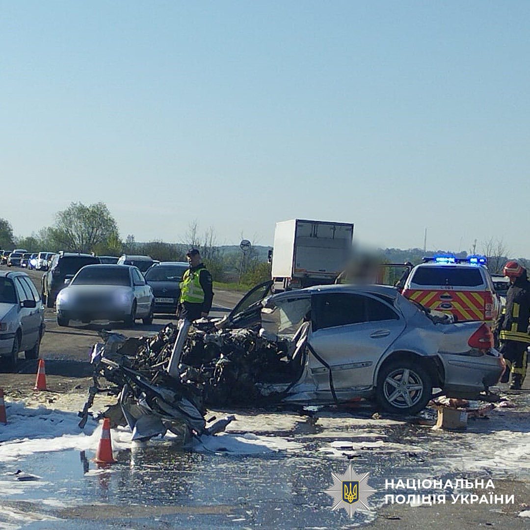 Зіткнулися на “зустрічній”: подробиці смертельної ДТП Mercedes та вантажівки біля Галича (ФОТО)
