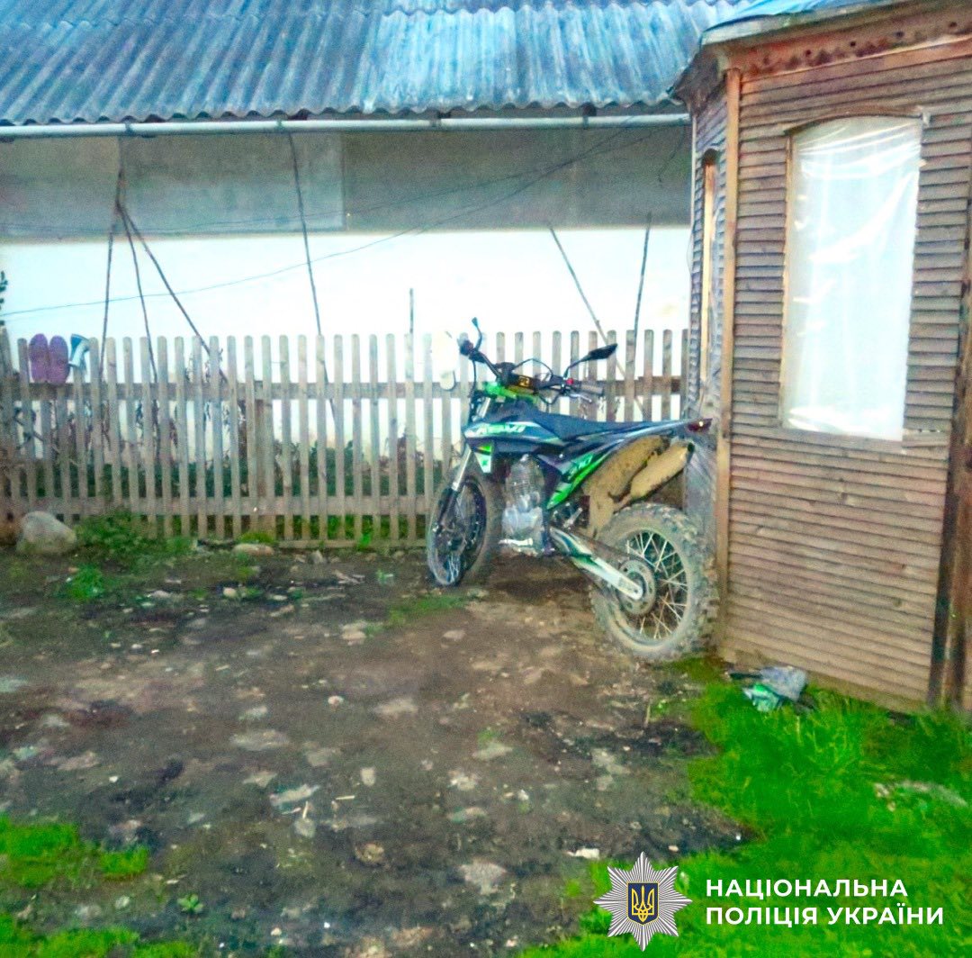 На Рожнятівщині двоє підлітків на мотоциклі врізалися в огорожу: вони у лікарні (ФОТО)