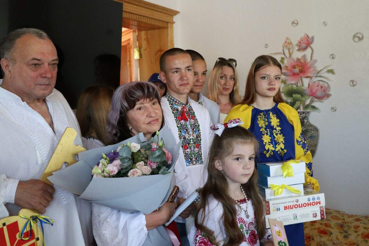 Прийомна родина з Дніпропетровщини отримала будинок в Івано-Франківську за кошти держсубвенції