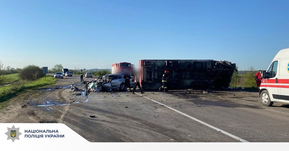 Легковик та вантажівка Mercedes зіткнулися біля Галича: водій першого загинув (ФОТО)